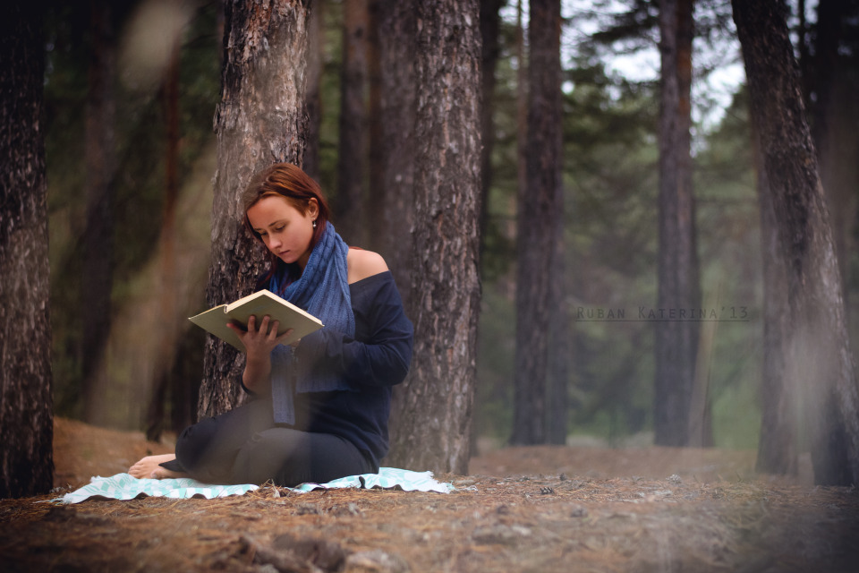 Reading girl in the forest | portrait, model, girl, forest, book, read, coverlet, trees, muffler, light